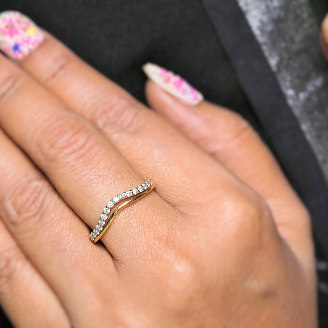 SLEEK DIAMOND RING